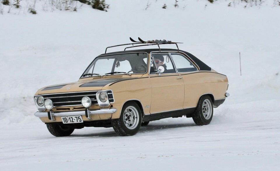 SLADDE- OG KLADDEFØRE: Torkil Hafsten Skogesal valgte Opel Kadett Olympia som sin første bil. Når han skal kjøre med, eller på, ski, foretrekker han også noen av den gamle, nostalgiske sorten.