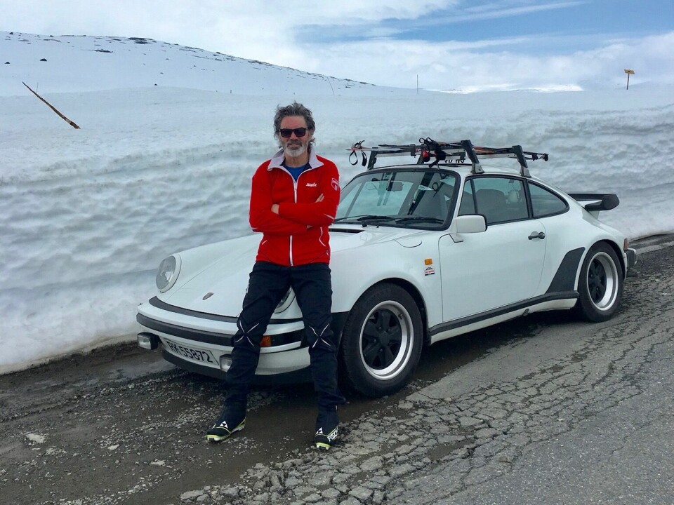 PORSCHE-VINTER: Dag-Henning Nielsen føler at Hans Porsche 911 turbo får ekstra drahjelp av godt synlige, aerodynamiske ski på taket. Han mener biler generelt, og Porscher spesielt, blir styggere med skiboks.