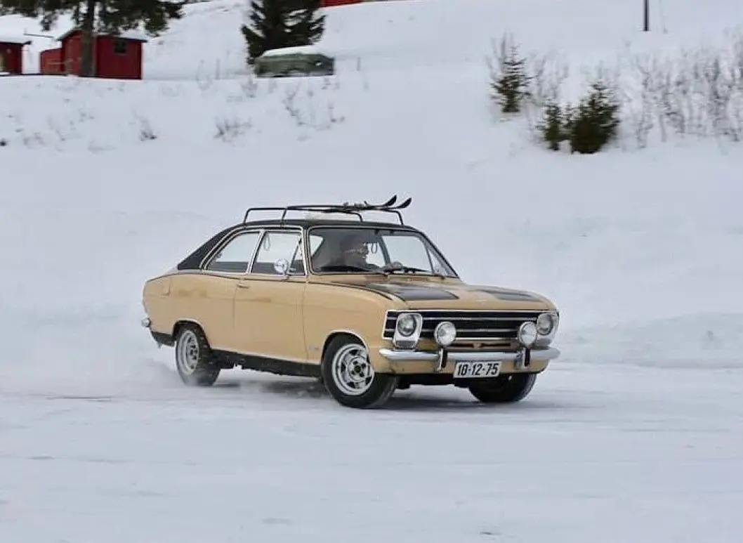 <span class="font-weight-bold" data-lab-font_weight_desktop="font-weight-bold">SLALOMKJØRING: </span>Torkil Hafsten Skogesal svinger bilen som han svinger skiene i løypene. Hans Opel Olympia 1969-modell er en forfinet utgave av merkets innstegsmodell fra den gang, med blant annet bredere grillparti. <span class="font-weight-bold" data-lab-font_weight_desktop="font-weight-bold">SLALOMKJØRING: </span>Torkil Hafsten Skogesal svinger bilen som han svinger skiene i løypene. Hans Opel Olympia 1969-modell er en forfinet utgave av merkets innstegsmodell fra den gang, med blant annet bredere grillparti.