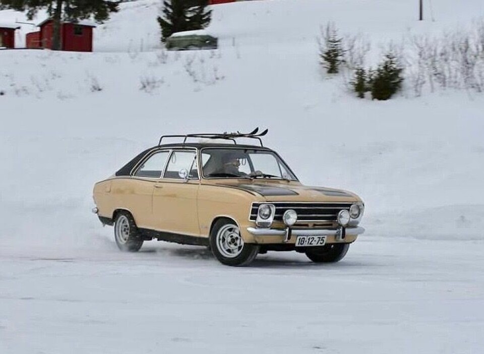 SLALOMKJØRING: Torkil Hafsten Skogesal svinger bilen som han svinger skiene i løypene. Hans Opel Olympia 1969-modell er en forfinet utgave av merkets innstegsmodell fra den gang, med blant annet bredere grillparti.