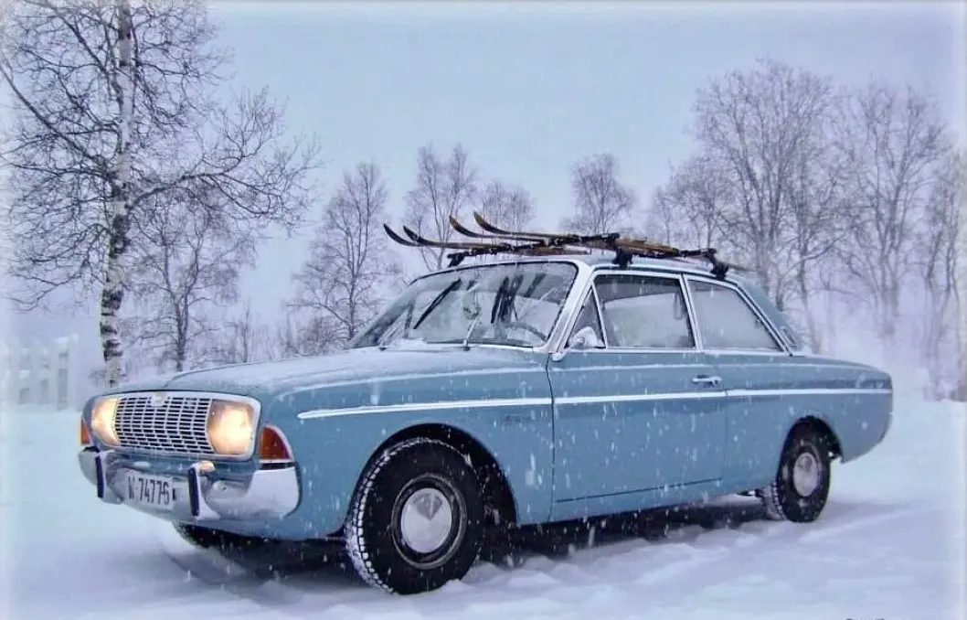 <span class="font-weight-bold" data-lab-font_weight_desktop="font-weight-bold">GOD GLID:</span> Thor Båsmo synes Ford 20M får ekstra fin flyt i linjene når de er toppet med foreldrenes klassiske Splitkein-ski. <span class="font-weight-bold" data-lab-font_weight_desktop="font-weight-bold">GOD GLID:</span> Thor Båsmo synes Ford 20M får ekstra fin flyt i linjene når de er toppet med foreldrenes klassiske Splitkein-ski.