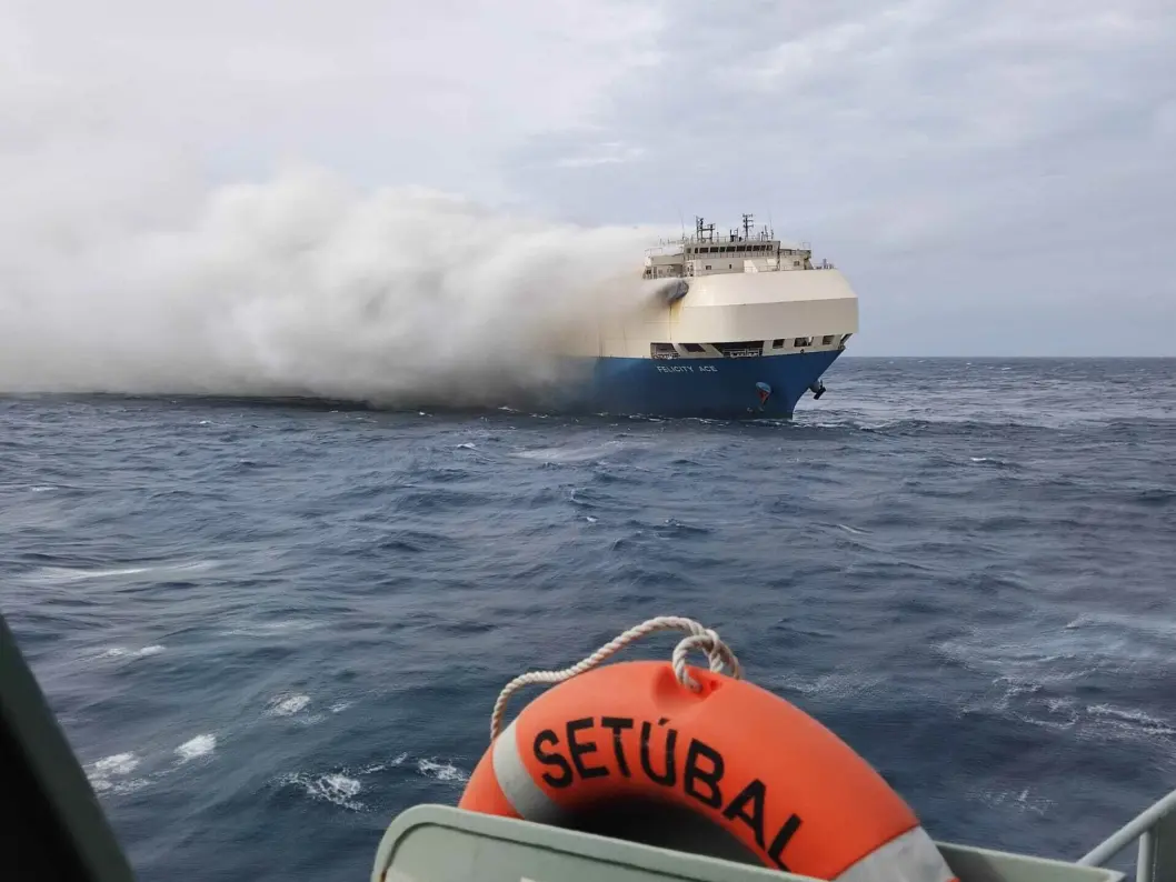 FULL FYR: «Felicitiy Ace» var på vei til Rhode Island fra Emden i Tyskland da skipet begynte å brenne utenfor Azorene. FULL FYR: «Felicitiy Ace» var på vei til Rhode Island fra Emden i Tyskland da skipet begynte å brenne utenfor Azorene.
