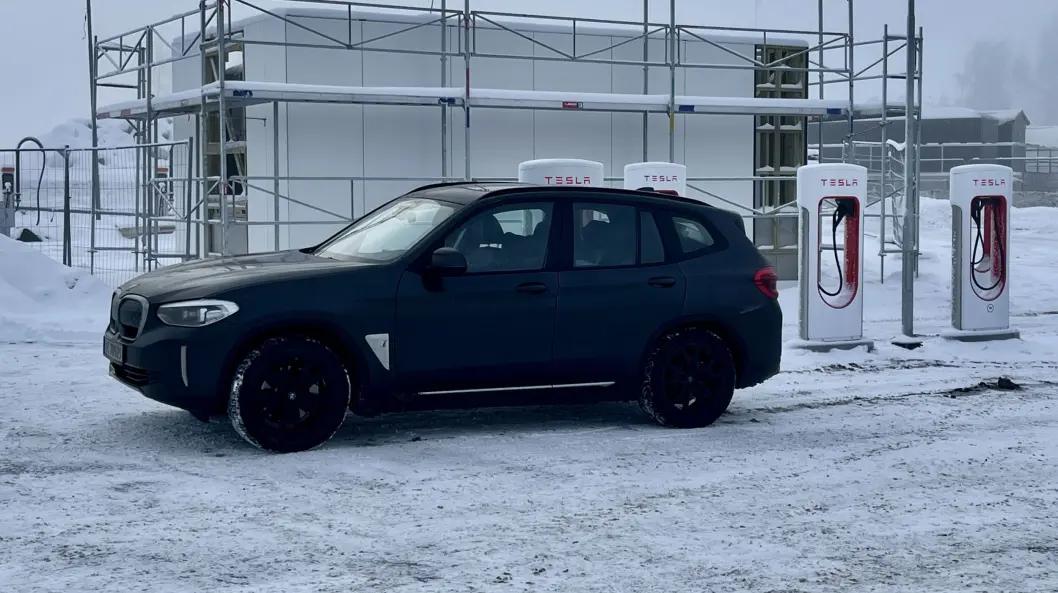 <span class="font-weight-bold" data-lab-font_weight_desktop="font-weight-bold">LETT MATCH:</span> Denne BMW-en har ladeport på høyre bak, men møter ingen problemer når bilen kan kobles til fra siden. <span class="font-weight-bold" data-lab-font_weight_desktop="font-weight-bold">LETT MATCH:</span> Denne BMW-en har ladeport på høyre bak, men møter ingen problemer når bilen kan kobles til fra siden.
