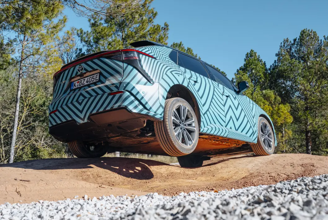 HØY BAKKEKLARING: Toyota har samarbeidet med Subaru om terrengegenskapene. Under testkjøringen i Barcelona i februar fikk Motor erfare at bilen tåler mer enn de fleste eiere vil utsette den for. HØY BAKKEKLARING: Toyota har samarbeidet med Subaru om terrengegenskapene. Under testkjøringen i Barcelona i februar fikk Motor erfare at bilen tåler mer enn de fleste eiere vil utsette den for.