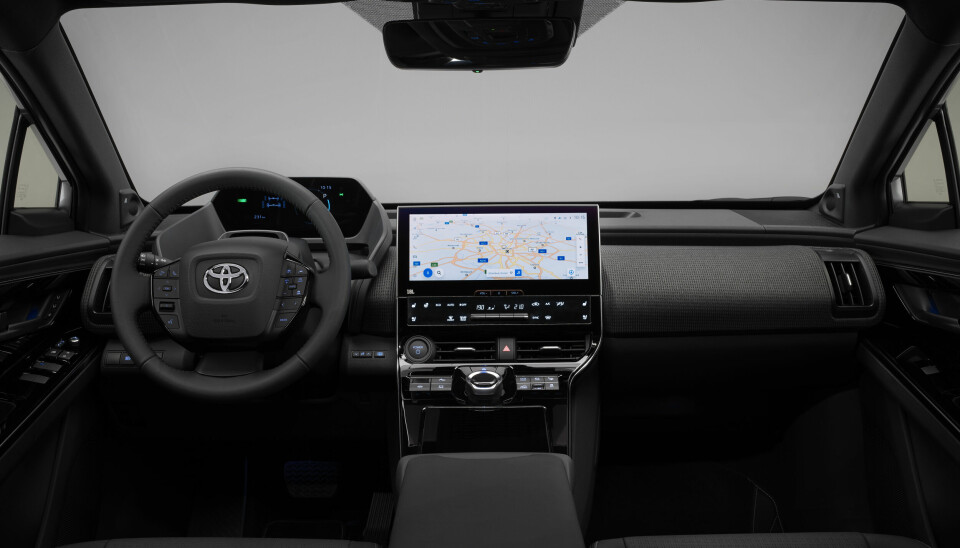 NY STIL: Interiøret i bZ4X kjennetegnes blant annet av at instrumentpanelet ligger over rattkransen, og en langt større berøringsskjerm enn vi er vant til fra Toyota.