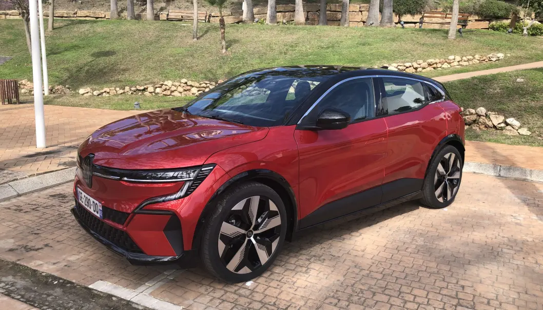 LEKKER: Megane E-Tech blir et elegant innslag i trafikken, og kanskje spesielt i rødt? LEKKER: Megane E-Tech blir et elegant innslag i trafikken, og kanskje spesielt i rødt?