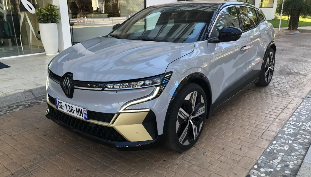 <span class=" font-weight-bold" data-lab-font_weight_desktop="font-weight-bold">LYSDESIGN: </span>De karakteristiske lysstripene ble introdusert med modellen Talisman i 2016 og har inspirert en rekke andre bildesignere. Her ser vi gulldekoren som er standard på øverste utstyrsnivå, men som kan avbestilles. <span class=" font-weight-bold" data-lab-font_weight_desktop="font-weight-bold">LYSDESIGN: </span>De karakteristiske lysstripene ble introdusert med modellen Talisman i 2016 og har inspirert en rekke andre bildesignere. Her ser vi gulldekoren som er standard på øverste utstyrsnivå, men som kan avbestilles.