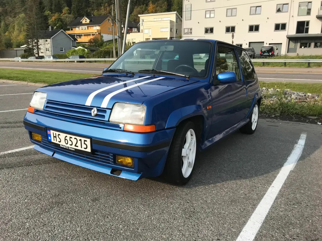 <span class="font-weight-bold" data-lab-font_weight_desktop="font-weight-bold">PÅ STRIPA:</span> Bjørn Rummelhoff-Larsen har nylig skrudd ferdig denne skjønnheten, en Renault 5 GTE, komplett med doble fartsstriper. <span class="font-weight-bold" data-lab-font_weight_desktop="font-weight-bold">PÅ STRIPA:</span> Bjørn Rummelhoff-Larsen har nylig skrudd ferdig denne skjønnheten, en Renault 5 GTE, komplett med doble fartsstriper.