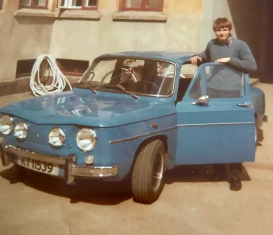 <span class="font-weight-bold" data-lab-font_weight_desktop="font-weight-bold">BLÅMANN:</span> Bjørn Rummelhoff-Larsen har tatt vare på dette fotografiet fra 1978, som viser ham selv og en Gordini-variant av Renault 8.