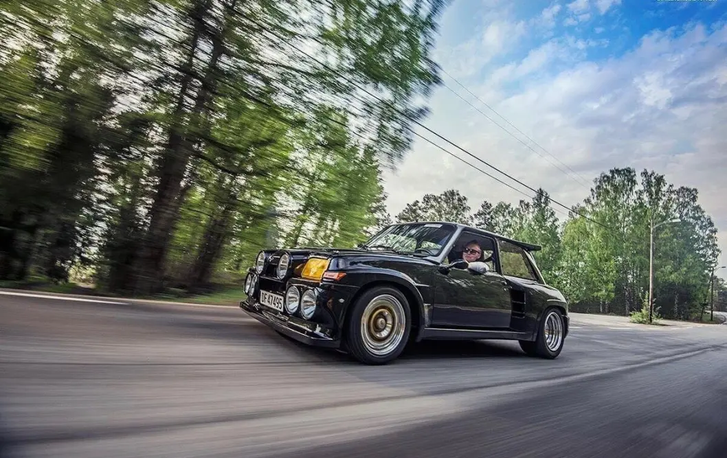 <span class="font-weight-bold" data-lab-font_weight_desktop="font-weight-bold">HVERDAGSRACER:</span> Renault 5 Turbo 2 med Maxi Turbo-detaljer gir Henrik Thorstensen den finfine følelsen av høy fart på hyggelige, svingete sideveier. <span class="font-weight-bold" data-lab-font_weight_desktop="font-weight-bold">HVERDAGSRACER:</span> Renault 5 Turbo 2 med Maxi Turbo-detaljer gir Henrik Thorstensen den finfine følelsen av høy fart på hyggelige, svingete sideveier.