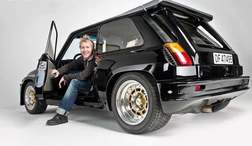 <span class="font-weight-bold" data-lab-font_weight_desktop="font-weight-bold">A-BIL I B-BEITE:</span> Henrik Thorstensen er smått stolt av at hans Renault 5 Turbo 2 er enhet nummer 149 av 200 produserte homologerings-biler som i sin tid gjorde det mulig for Renault å delta i Gruppe B i rally. <span class="font-weight-bold" data-lab-font_weight_desktop="font-weight-bold">A-BIL I B-BEITE:</span> Henrik Thorstensen er smått stolt av at hans Renault 5 Turbo 2 er enhet nummer 149 av 200 produserte homologerings-biler som i sin tid gjorde det mulig for Renault å delta i Gruppe B i rally.