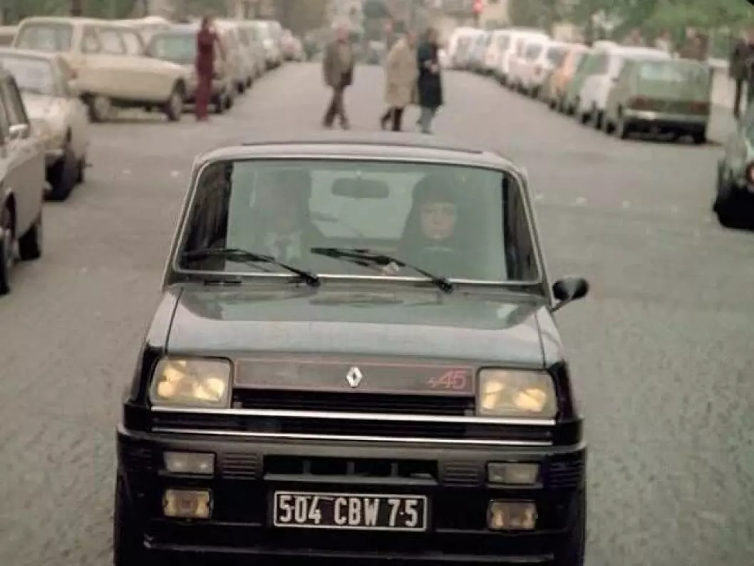 <span class="font-weight-bold" data-lab-font_weight_desktop="font-weight-bold">ANSIKTSGJENKJENNING:</span> Knut Moberg studerte i Frankrike da Renault 5 var å se i alle gater. Her er bilen i et stillbilde fra filmen «Teheran 43» fra 1981.