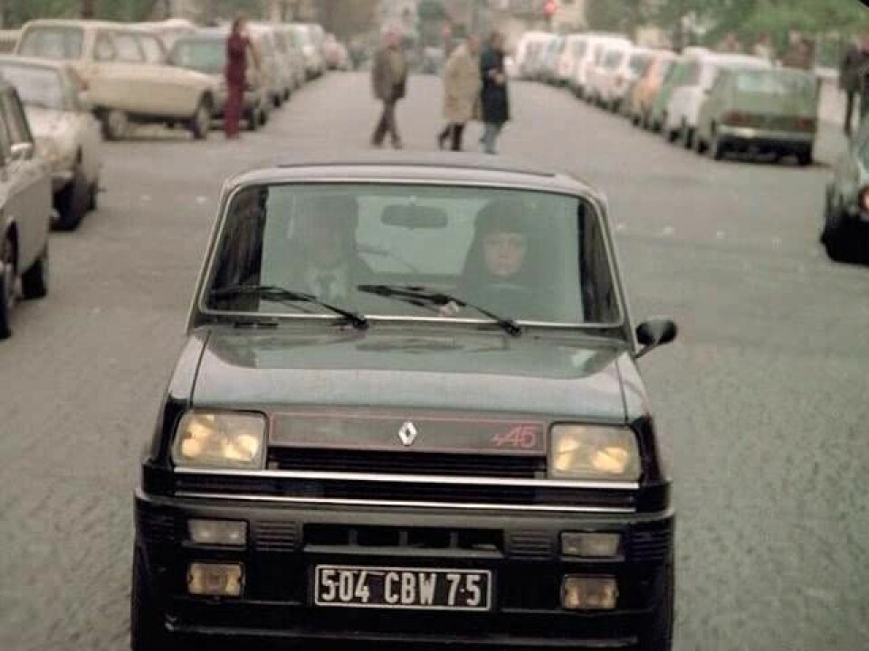 ANSIKTSGJENKJENNING: Knut Moberg studerte i Frankrike da Renault 5 var å se i alle gater. Her er bilen i et stillbilde fra filmen «Teheran 43» fra 1981.