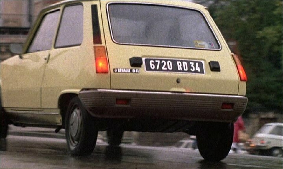 FEM RETTE: Biljournalist Knut Moberg tok førerkort i en Renault 5 som så omtrent ut som denne. Her er modelltypen i et glimt fra filmen «L’homme qui aimait les femmes» – Mannen som elsket kvinner – fra 1977.