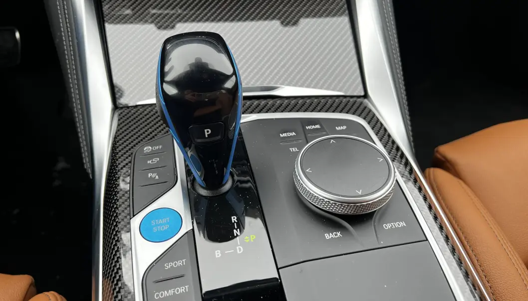<span class=" font-weight-bold" data-lab-font_weight_desktop="font-weight-bold">FUNKSJONELT: </span>Det er særdeles mange funksjoner tilgjengelig i BMWs infotainmentverden. Dette hjulet hjelper deg å manøvrere mer effektivt og trygt enn å peke på skjermen eller tåkeprate med en stemmstyringsassistent. <span class=" font-weight-bold" data-lab-font_weight_desktop="font-weight-bold">FUNKSJONELT: </span>Det er særdeles mange funksjoner tilgjengelig i BMWs infotainmentverden. Dette hjulet hjelper deg å manøvrere mer effektivt og trygt enn å peke på skjermen eller tåkeprate med en stemmstyringsassistent.