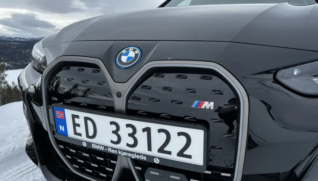 <span class=" font-weight-bold" data-lab-font_weight_desktop="font-weight-bold">BMW-DNA: </span>Som de fleste vet, så trenger ikke en elbil grill. Men du tar ikke nyrene fra en BMW. Tvert imot er grillen blitt enda mer dominerende. <span class=" font-weight-bold" data-lab-font_weight_desktop="font-weight-bold">BMW-DNA: </span>Som de fleste vet, så trenger ikke en elbil grill. Men du tar ikke nyrene fra en BMW. Tvert imot er grillen blitt enda mer dominerende.