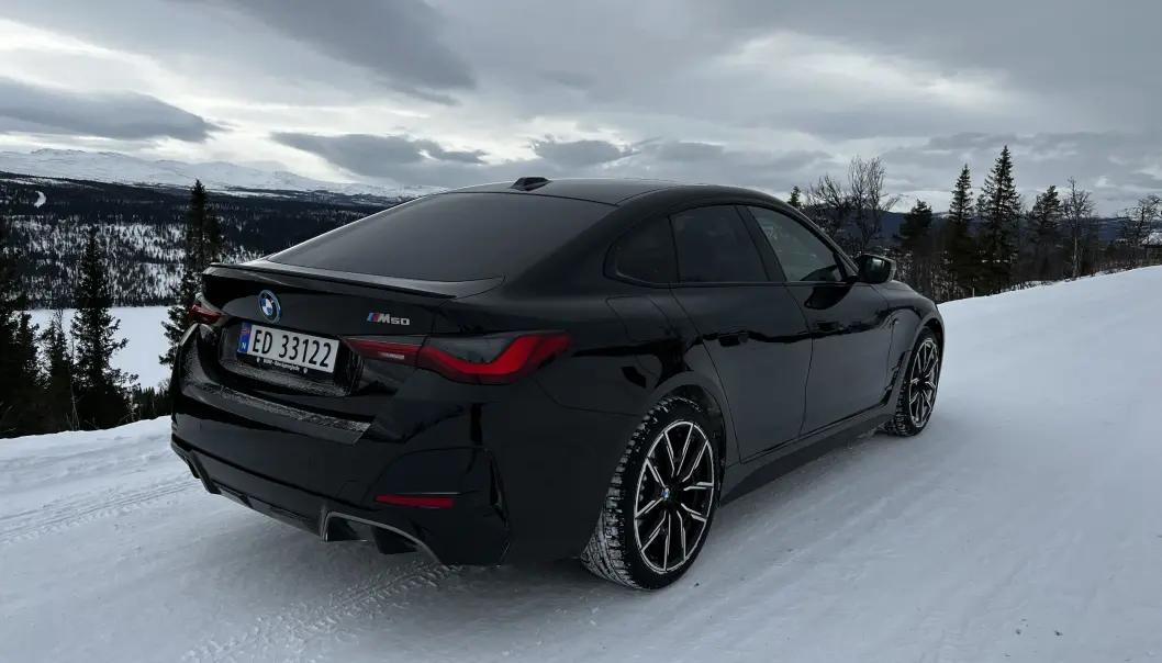 <span class=" font-weight-bold" data-lab-font_weight_desktop="font-weight-bold">SPORTY ELEGANSE:</span> Fra utsiden er det bare klassiske BMW-effekter å se, noe de fleste vil mene er en fordel. Det tidløse designet, toppet med litt elbiltypiske detaljer, får mange blikk. Og selvsagt spesielt i en M-versjon som dette. <span class=" font-weight-bold" data-lab-font_weight_desktop="font-weight-bold">SPORTY ELEGANSE:</span> Fra utsiden er det bare klassiske BMW-effekter å se, noe de fleste vil mene er en fordel. Det tidløse designet, toppet med litt elbiltypiske detaljer, får mange blikk. Og selvsagt spesielt i en M-versjon som dette.