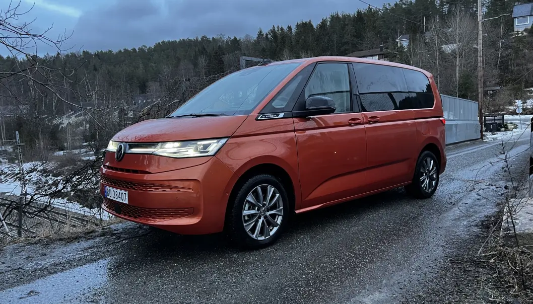 COMEBACK: VW Multivan er for mange selve familiedrømmen. Nå er den delvis elektrifisert, og mye rimeligere. COMEBACK: VW Multivan er for mange selve familiedrømmen. Nå er den delvis elektrifisert, og mye rimeligere.