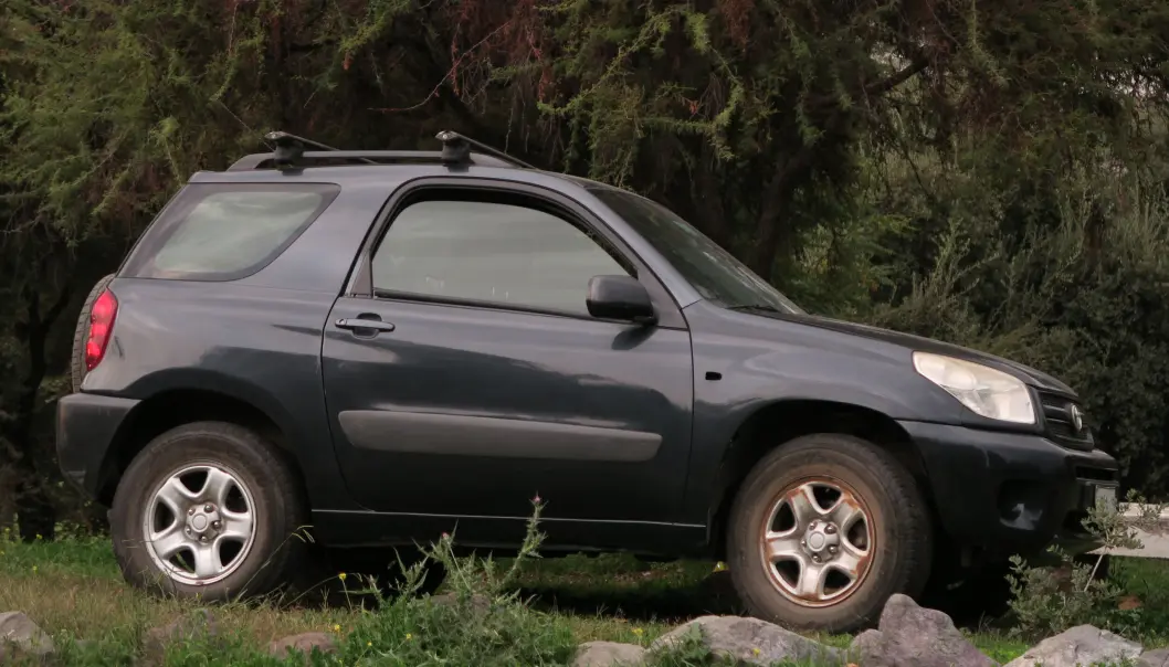 IKKE LYV: Snakker du ikke sant om bruktbilens forhistorie, kan det koste deg penger. På bildet en tilsvarende Toyota RAV4 fra 2005. IKKE LYV: Snakker du ikke sant om bruktbilens forhistorie, kan det koste deg penger. På bildet en tilsvarende Toyota RAV4 fra 2005.