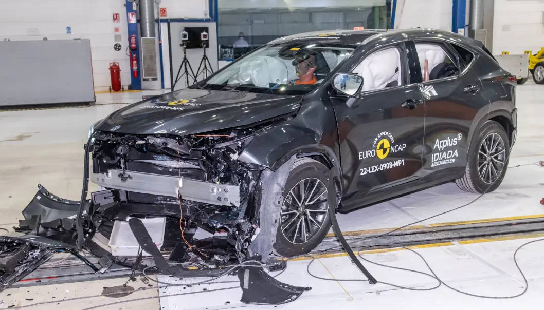 SMELL: En Lexus NX etter frontalkrasj i EuroNCAPs testanlegg. SMELL: En Lexus NX etter frontalkrasj i EuroNCAPs testanlegg.