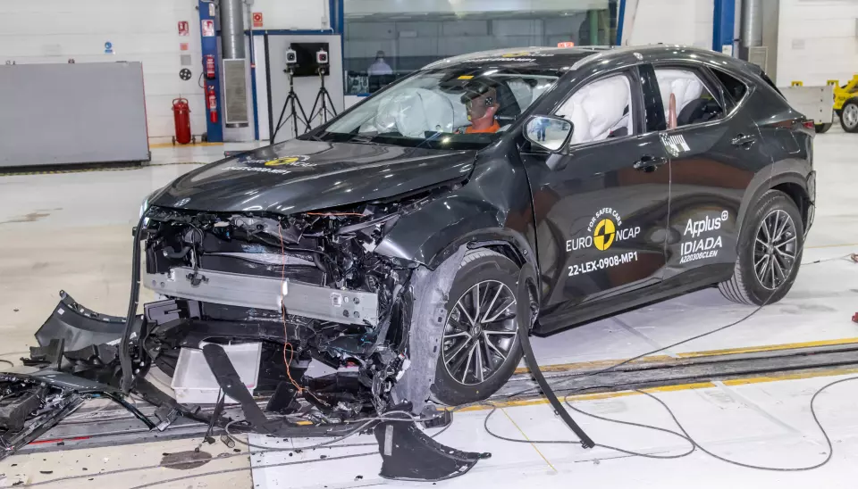 SMELL: En Lexus NX etter frontalkrasj i EuroNCAPs testanlegg.