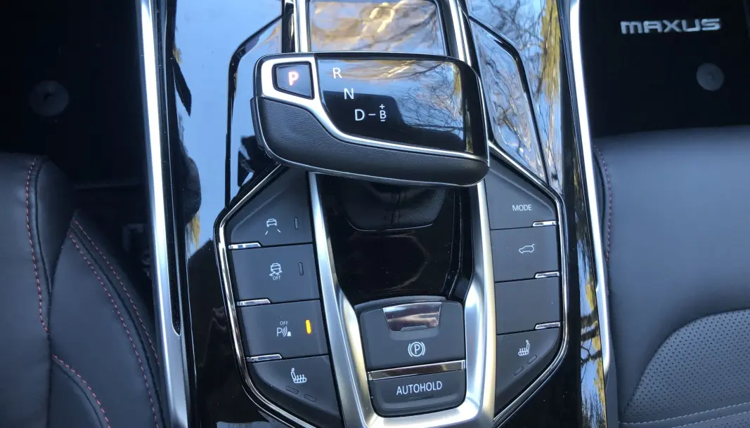 <span class=" font-weight-bold" data-lab-font_weight_desktop="font-weight-bold">LITT VW: </span>SAIC, som er Kinas største bilprodusent, produserer Maxus og samarbeider med blant annet Volkswagen. Vi kjenner igjen litt VW-elementer her og der. Knappen øverst til venstre, som slår av filvarsleren, er forbilledlig plassert. <span class=" font-weight-bold" data-lab-font_weight_desktop="font-weight-bold">LITT VW: </span>SAIC, som er Kinas største bilprodusent, produserer Maxus og samarbeider med blant annet Volkswagen. Vi kjenner igjen litt VW-elementer her og der. Knappen øverst til venstre, som slår av filvarsleren, er forbilledlig plassert.