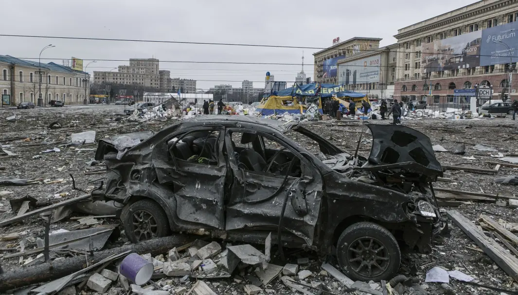 KRIGEN I UKRAINA: En ødelagt bil på plassen foran rådhuset i den ukrainske byen Kharkiv. KRIGEN I UKRAINA: En ødelagt bil på plassen foran rådhuset i den ukrainske byen Kharkiv.