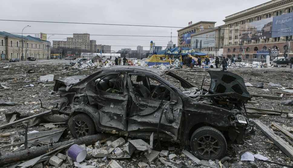 KRIGEN I UKRAINA: En ødelagt bil på plassen foran rådhuset i den ukrainske byen Kharkiv.