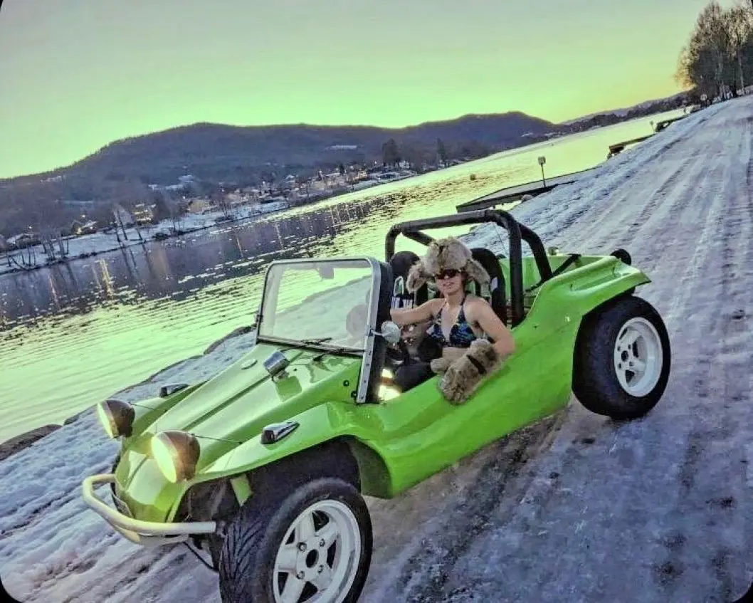 <span class="font-weight-bold" data-lab-font_weight_desktop="font-weight-bold">SPILLOPPMAKER:</span> Når sola kommer vender tilbake kommer også sjeldne biler fram i lyset. Her en VW Buggy-variant som har hengt seg på den andre grønne. <span class="font-weight-bold" data-lab-font_weight_desktop="font-weight-bold">SPILLOPPMAKER:</span> Når sola kommer vender tilbake kommer også sjeldne biler fram i lyset. Her en VW Buggy-variant som har hengt seg på den andre grønne.