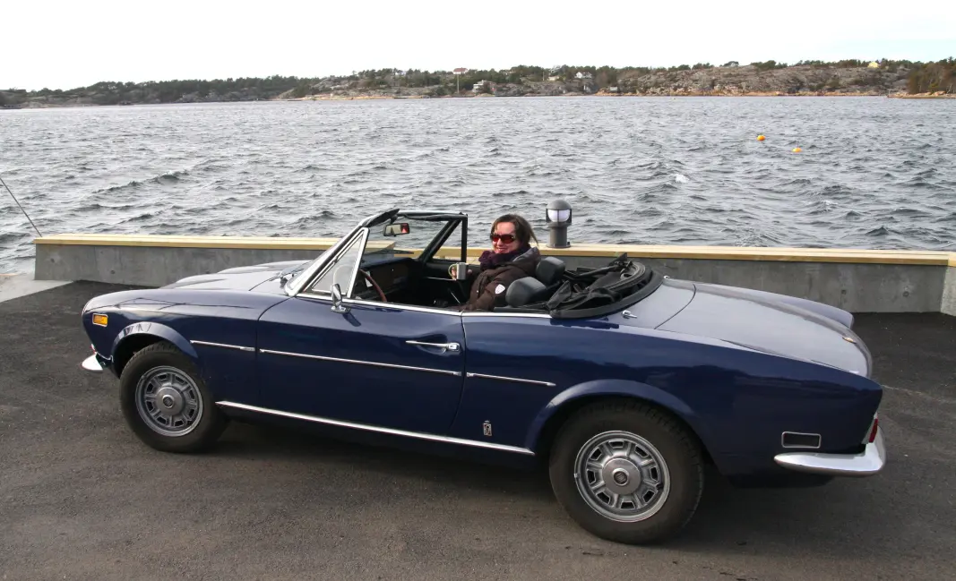 ÅPENT SINN: Siri Soli gjør mener kjølige dager kan gi den beste opplevelsen i en åpen Fiat 124 Spider. ÅPENT SINN: Siri Soli gjør mener kjølige dager kan gi den beste opplevelsen i en åpen Fiat 124 Spider.