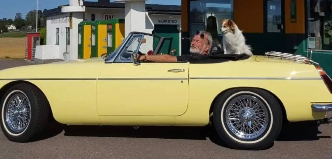 <span class="font-weight-bold" data-lab-font_weight_desktop="font-weight-bold">MAI-MGB:</span> Odd Fagertveit og hunden bytter ut Audi med MGB når kjølige vårdager skrider over til temperaturer som minner mer om sommer. <span class="font-weight-bold" data-lab-font_weight_desktop="font-weight-bold">MAI-MGB:</span> Odd Fagertveit og hunden bytter ut Audi med MGB når kjølige vårdager skrider over til temperaturer som minner mer om sommer.