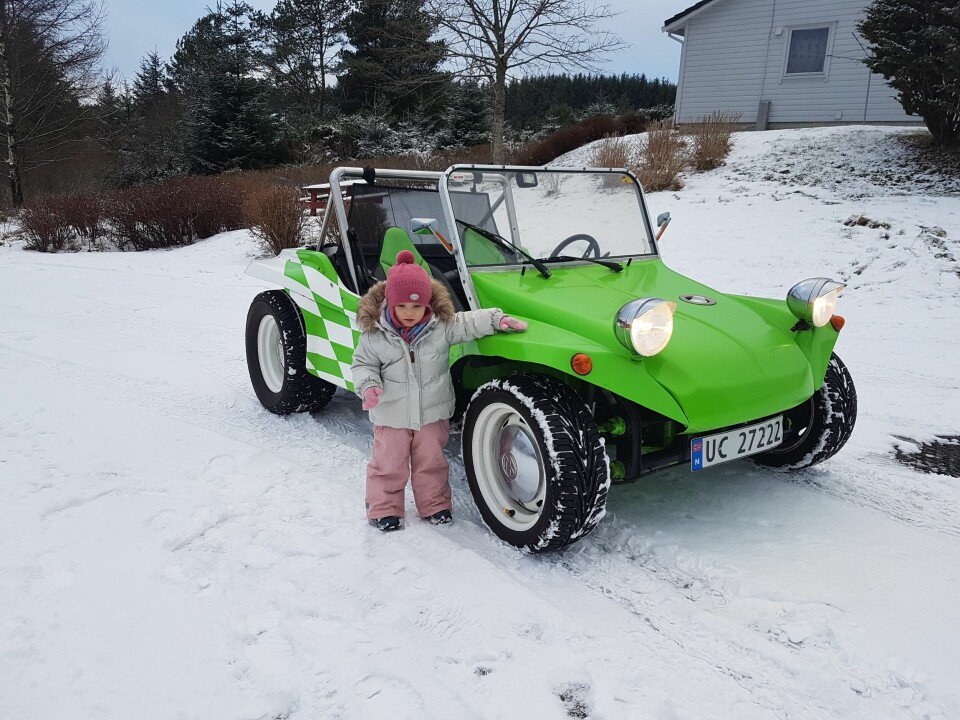 GRØNNE TIDER: Tormod Olsen er eier av en VW Buggy og fotograferer sin vinterkledde datter Lilly – som i det minste er glad hun har et fast holdepunkt på glatta.