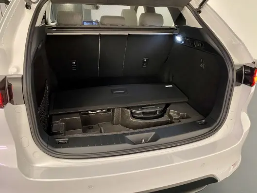 <span class="font-weight-bold" data-lab-font_weight_desktop="font-weight-bold">570 LITER:</span> 50 liter mer enn i ladehybridversjonen av Toyota RAV4. <span class="font-weight-bold" data-lab-font_weight_desktop="font-weight-bold">570 LITER:</span> 50 liter mer enn i ladehybridversjonen av Toyota RAV4.