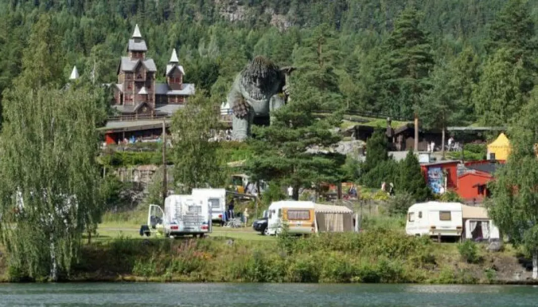 POPULÆR: Hunderfossen Camping med de kjente landemerkene i familieparken i bakgrunnen.