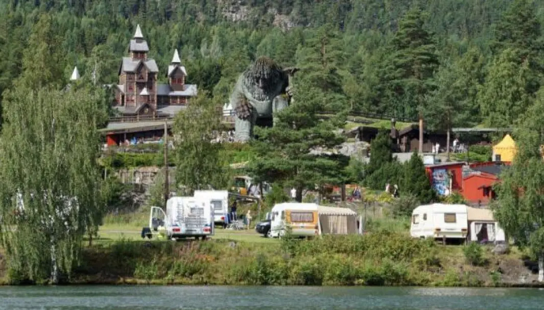 POPULÆR: Hunderfossen Camping med de kjente landemerkene i familieparken i bakgrunnen. POPULÆR: Hunderfossen Camping med de kjente landemerkene i familieparken i bakgrunnen.