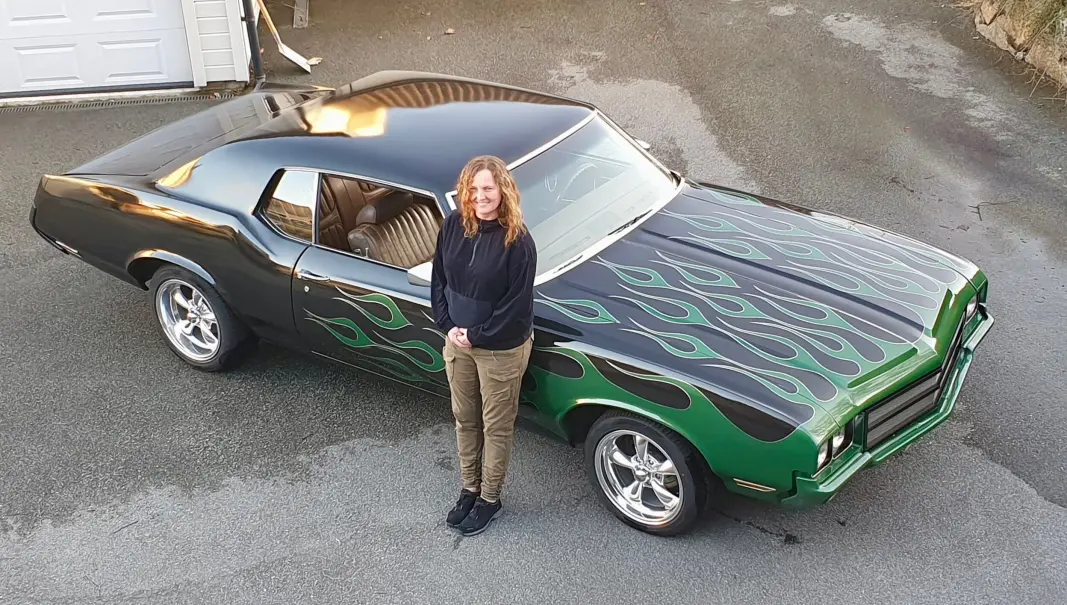 NY GLØD: Marian Strand i Rogaland mener man bare får den moroa man lakker sjøl. Bruksbilen ble omlakkert på en låve – nå farter hun rundt i fyr og flamme og treffer likesinnede. NY GLØD: Marian Strand i Rogaland mener man bare får den moroa man lakker sjøl. Bruksbilen ble omlakkert på en låve – nå farter hun rundt i fyr og flamme og treffer likesinnede.