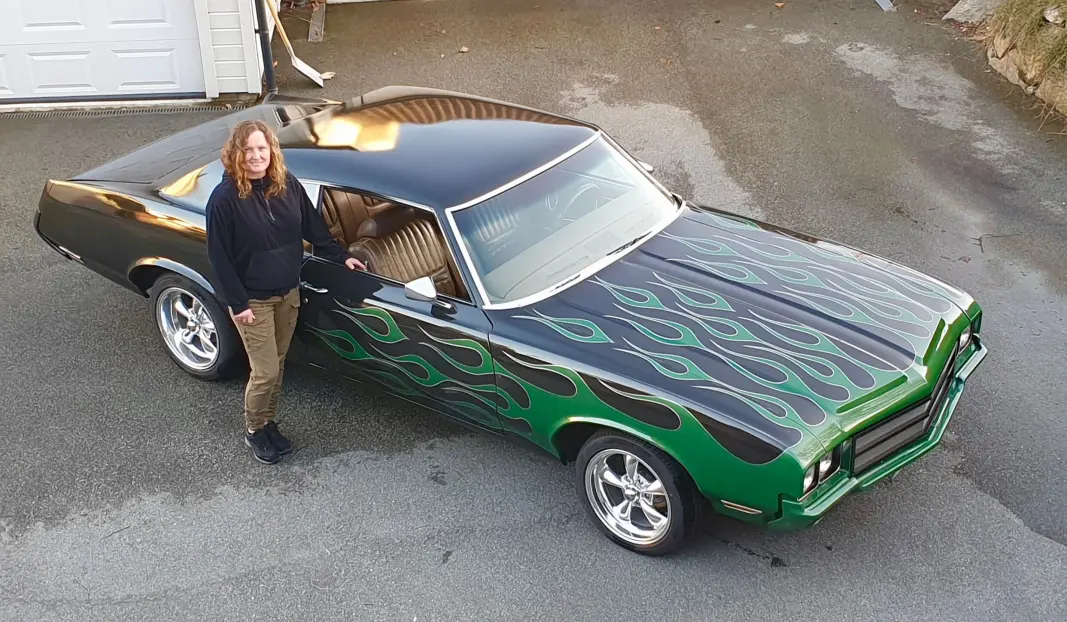 <span class="font-weight-bold" data-lab-font_weight_desktop="font-weight-bold">BRENNHET:</span> Nille-butikksjef Marian Strand lot seg inspirere av andre bilisters flammelakkering da hun skulle oppgradere sin Oldsmobile Cutlass supreme fra bruksbil til hobbybil. <span class="font-weight-bold" data-lab-font_weight_desktop="font-weight-bold">BRENNHET:</span> Nille-butikksjef Marian Strand lot seg inspirere av andre bilisters flammelakkering da hun skulle oppgradere sin Oldsmobile Cutlass supreme fra bruksbil til hobbybil.