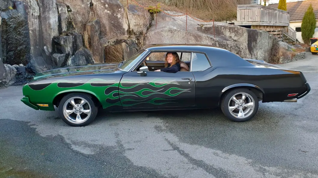 <span class="font-weight-bold" data-lab-font_weight_desktop="font-weight-bold">SIDEVEIS:</span> Marian Strand mener hennes gamle Oldsmobile har fått ny futt og fart ved hjelp av freidige flammemotiver. <span class="font-weight-bold" data-lab-font_weight_desktop="font-weight-bold">SIDEVEIS:</span> Marian Strand mener hennes gamle Oldsmobile har fått ny futt og fart ved hjelp av freidige flammemotiver.