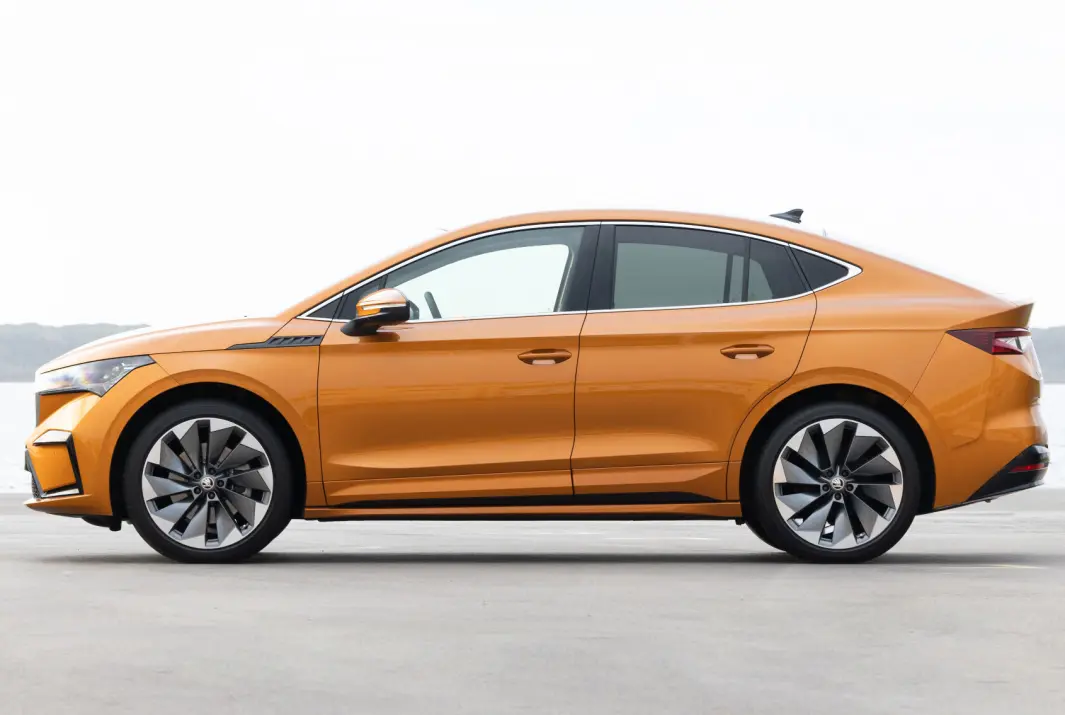 <span class="font-weight-bold" data-lab-font_weight_desktop="font-weight-bold">FRA ALLE VINKLER: </span>Enyaq Coupé iV80X, i Phoenix Orange, en av to standardfarger. <span class="font-weight-bold" data-lab-font_weight_desktop="font-weight-bold">FRA ALLE VINKLER: </span>Enyaq Coupé iV80X, i Phoenix Orange, en av to standardfarger.