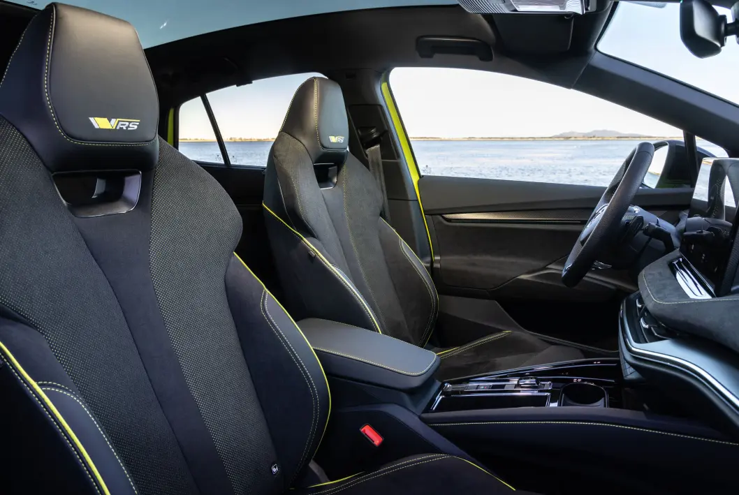 <span class="font-weight-bold" data-lab-font_weight_desktop="font-weight-bold">… OG NÅ, SPORT! </span>RS-utgaven kommer med mer racing-inspirerte seter og et dashbord i ganske lekker alcantara, et syntetisk stykke tekstil, med visse assosiasjoner til semsket skinn. <span class="font-weight-bold" data-lab-font_weight_desktop="font-weight-bold">… OG NÅ, SPORT! </span>RS-utgaven kommer med mer racing-inspirerte seter og et dashbord i ganske lekker alcantara, et syntetisk stykke tekstil, med visse assosiasjoner til semsket skinn.