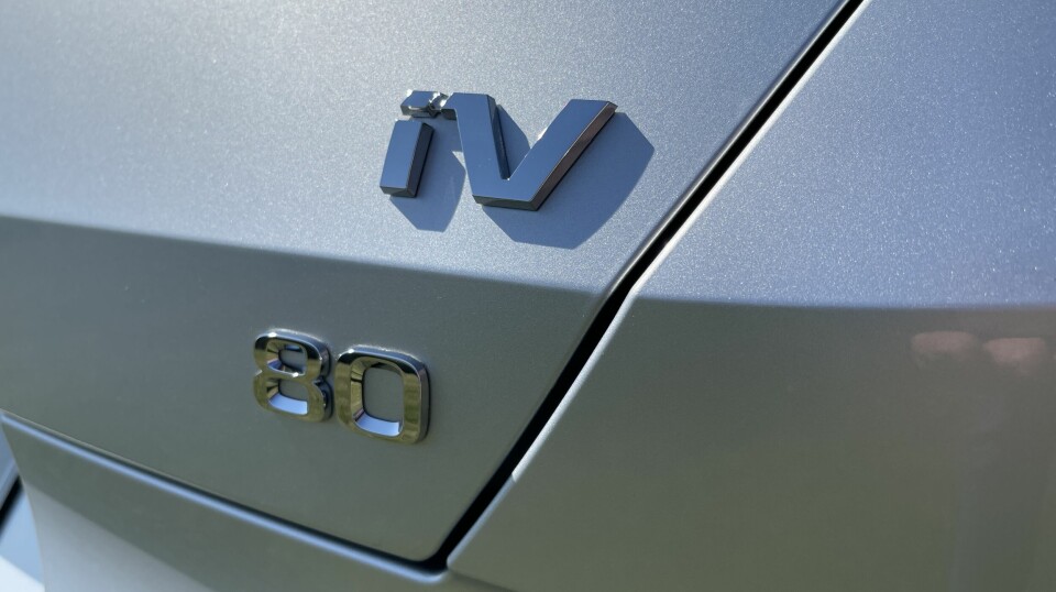 FAVORITTEN: iV80 med bakhjulsdrift er mest solgte Enyaq-modell, her er en Coupé i standard-gråfargen Graphite Grey.