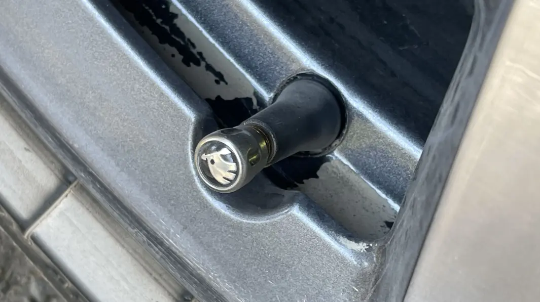 <span class="font-weight-bold" data-lab-font_weight_desktop="font-weight-bold">SKODA-LUFT:</span> Ingen grunn til å ha plasthette på ventilene, når de kan pyntes med Skoda-logoen. <span class="font-weight-bold" data-lab-font_weight_desktop="font-weight-bold">SKODA-LUFT:</span> Ingen grunn til å ha plasthette på ventilene, når de kan pyntes med Skoda-logoen.