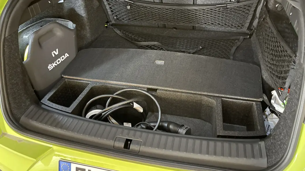 <span class="font-weight-bold" data-lab-font_weight_desktop="font-weight-bold">LASTEROM:</span> Bagasjerommet er 15 liter mindre enn i SUV-en, med en brønn til ladekabler (eller en bag, som venstre). Baksetene er delt 40-60, med skiluke. Enyaq har ikke frunk. <span class="font-weight-bold" data-lab-font_weight_desktop="font-weight-bold">LASTEROM:</span> Bagasjerommet er 15 liter mindre enn i SUV-en, med en brønn til ladekabler (eller en bag, som venstre). Baksetene er delt 40-60, med skiluke. Enyaq har ikke frunk.
