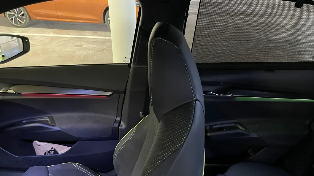 <span class="font-weight-bold" data-lab-font_weight_desktop="font-weight-bold">SKODA-FINESSE:</span> Nye biler kommer med all verdens lyspynt, men Skoda bruker lyslistene til mer enn pynt i denne RS-utgaven. Den grønne linjen i bakdøra signaliserer at døren er lukket, den røde linjen på forsetedøren indikerer at døren er såvidt på gløtt. Smart! <span class="font-weight-bold" data-lab-font_weight_desktop="font-weight-bold">SKODA-FINESSE:</span> Nye biler kommer med all verdens lyspynt, men Skoda bruker lyslistene til mer enn pynt i denne RS-utgaven. Den grønne linjen i bakdøra signaliserer at døren er lukket, den røde linjen på forsetedøren indikerer at døren er såvidt på gløtt. Smart!