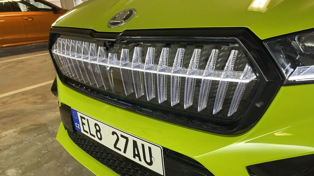 <span class="font-weight-bold" data-lab-font_weight_desktop="font-weight-bold">REGGIS:</span> 131 LED-punkter befinner seg i grillelementet «Crystal Face». Det er bare til pynt. Og sånn passe fint. <span class="font-weight-bold" data-lab-font_weight_desktop="font-weight-bold">REGGIS:</span> 131 LED-punkter befinner seg i grillelementet «Crystal Face». Det er bare til pynt. Og sånn passe fint.