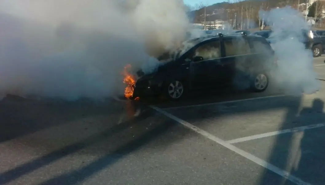 NY ZAFIRA-BRANN: En eldre Opel Zafira tok fyr søndag morgen ved Molde lufthavn. NY ZAFIRA-BRANN: En eldre Opel Zafira tok fyr søndag morgen ved Molde lufthavn.