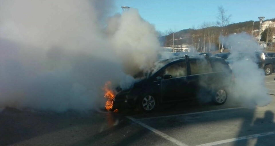 MEST TYPISK BILBRANN: Her brenner en ikke-elbil, en Opel Zafira, i Stavanger i fjor.