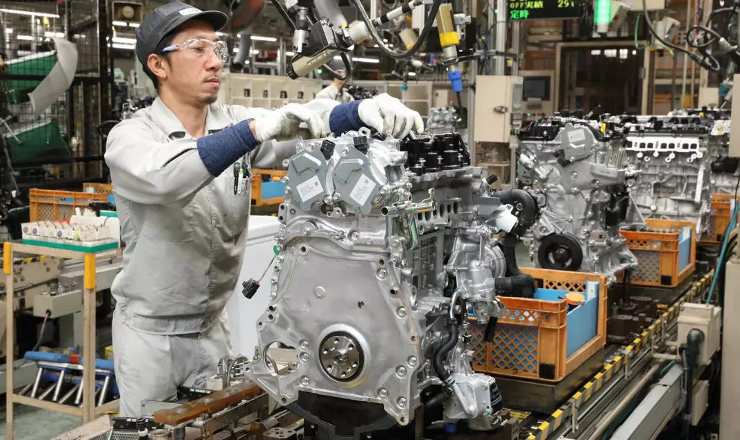MED OG UTEN GNIST: Bildet viser Mazdas produksjon av Skyactive-X-motoren, som arbeider etter de samme prinsippene som den patentsøkte totaktsmotoren.