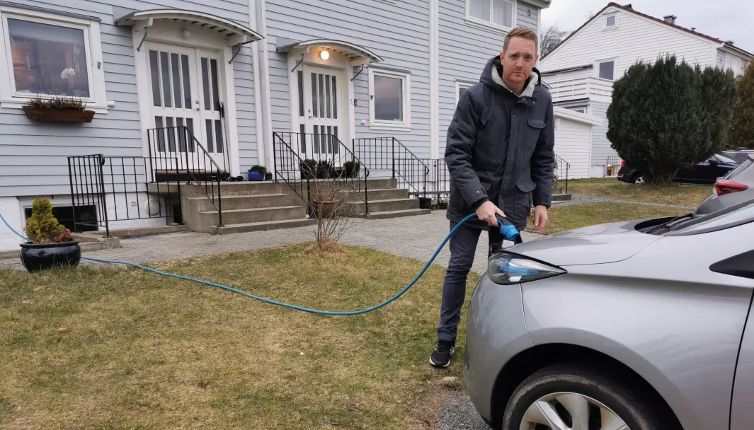 HØYFREKVENT LYD: Slik lader Thomas Bergesen bilen sin. Det skaper trøbbel inne i rekkehuset. HØYFREKVENT LYD: Slik lader Thomas Bergesen bilen sin. Det skaper trøbbel inne i rekkehuset.