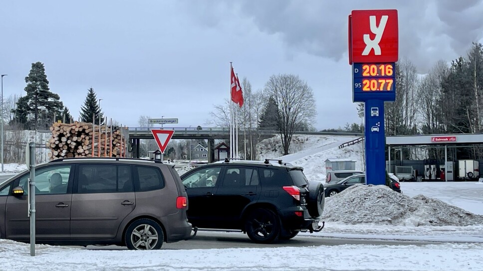 OVER GRENSEN: Drivstoffprisene blåste over 20 kroner literen i Norge i vinter. Men for andre svir økningen enda mer.